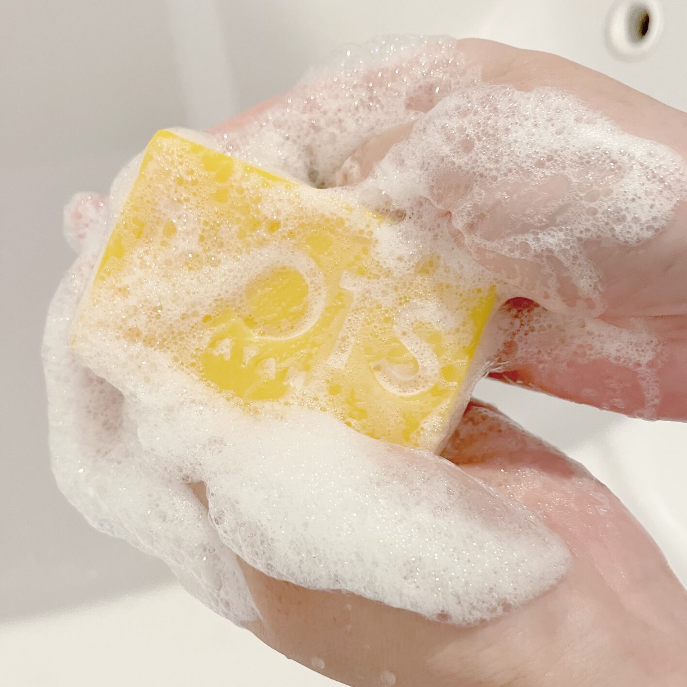 【現品限り50%OFF】RIOTS ナチュラルアースバーソープ (ペット用石鹸)　UNSCENTED ＋ CHARCOAL 無香料・炭